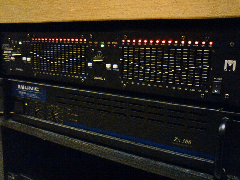 1200px-Graphic_equalizer