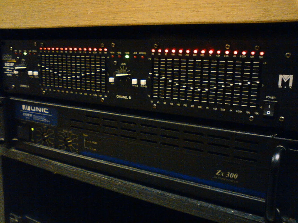 1200px-Graphic_equalizer